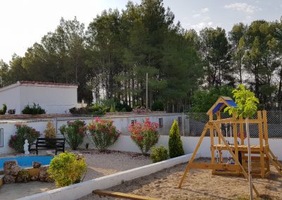 estanque y parque infantil